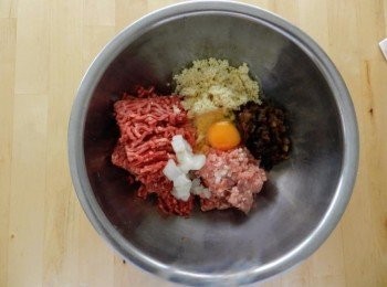 step4: 在容器內直接用手把②③絞肉,雞蛋,胡椒粉,鹽,nutmeg拌至稍微有點粘糊狀。用手分成4-5等分