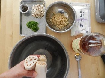 step1: 蓮藕削皮，放入醋水（水1L，醋1小匙）中浸泡10分鐘以去其除澀味。