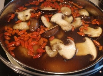 step5: 最後半小時將杞子和松本茸加入，半小時加入少許鹽即成。（真空煲可以取出後加材料，翻滾後再次放入真空煲，燘半小時，取出滾一滾落鹽即成。）