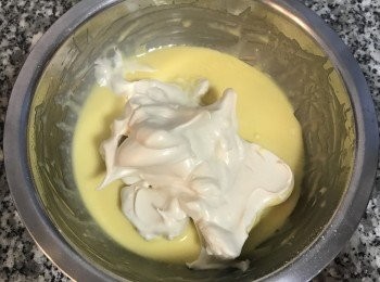 step7: 在<span class="group_3">蛋黃糊</span>中混入1/3<span class="group_2">蛋白霜</span>,輕快混勻，