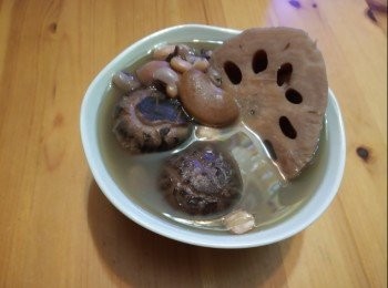 step1: 將蓮藕洗淨切片備用，冬菇浸軟備用，花心，眉豆、花豆略冲洗備用