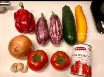 step1: 洋蔥，蒜頭和紅椒切粒，番茄切件待用