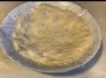 step1: 先煮<span class="group_2">湯種</span>。 食譜上的份量可以煮出280-300克<span class="group_2">湯種</span>（看麵粉吸水量而定），用剩的<span class="group_2">湯種</span>可以放雪櫃兩至三天， 沒變灰情況下仍可以用， 用時請放回室溫才用。

把高筋麵粉和鮮奶放煲內稍為拌勻至無粉粒後，開中火， 邊煮邊用手動打蛋器攪拌，直至變濃稠糊狀並見紋路， 就可以離火， 再攪拌一下， 倒入容器，用保鮮紙蓋<span class="group_2">湯種</span>表面，稍涼備用。