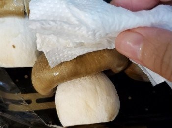 step3: 松本茸切去硬既部份，用乾廚房紙抹走污漬，切厚塊備用