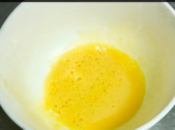 step2: 加少許鹽於蛋黃內，然後打勻備用。另將蛋白用力打至起泡沫狀。