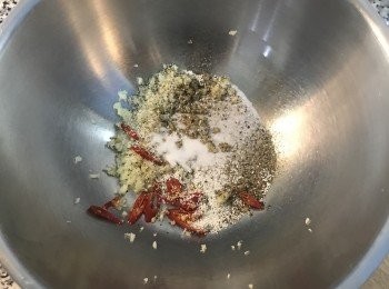 step4: 煮毛豆時，將蒜切末，辣椒去籽斜切放入拌鍋中，並將所有<span class="group_2">調味料</span>都ㄧ起放入；