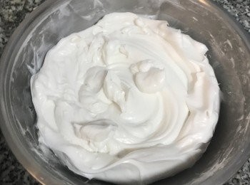 step8: 然後用攪拌機高速將粉漿打到滑順如奶油般細緻即可。（用手打會手酸喔～）