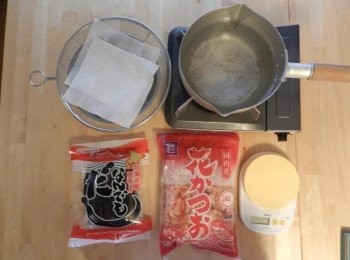 step7: 日式高湯
水 1000 cc
海帶/昆布 15 g
柴魚片 15 g