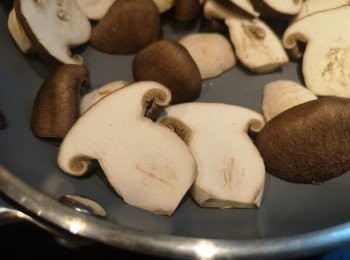 step4: 臨食半小時前浸軟杞子，松本茸一開四片，用白鑊煎香，菇身帶微軟身盛起。