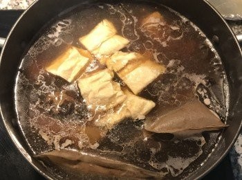 step6: 放入<span class="group_2">調味料</span>，試味道做調整，放入切塊的豆包煮滾即可，裝入砂鍋中加熱，擺上香菜即可，