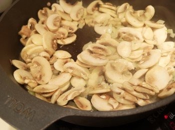 step4: 洋蔥軟身後再加入蘑菇片，加入茹粉同炒勻。