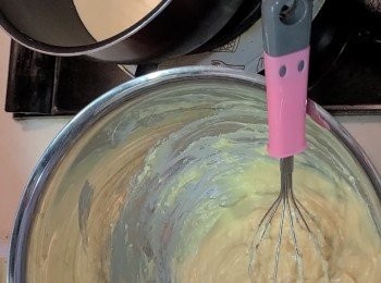 step3: 將淡忌廉放入鍋中，加入白朱古力、零陵香豆、雲呢拿籽，以中火加熱直至沸騰，然後熄火。隨之倒入忌廉芝士和砂糖之混合成品中，再以打蛋器混合均勻。