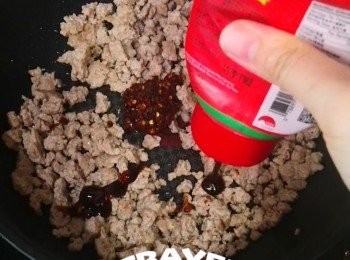 step3: 加入辣椒醬, 蠔油, 豉油, 老抽將肉碎炒香
