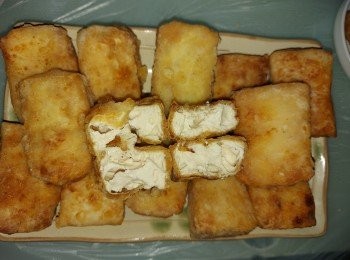 step7: 把煎好的豆腐放在吸油紙上吸去多餘油份，便可上碟。