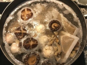 step4: 加入肉骨茶包，這次用的A1肉骨茶包，1袋裡有2包香料，一次全放；