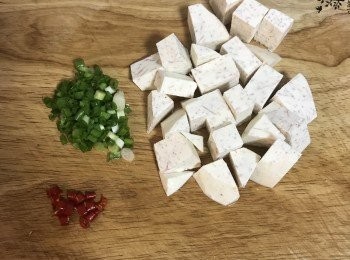 step2: 芋頭切方塊；蔥洗淨切蔥花；辣椒去籽切圈狀。