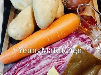 step1: 預備材料 : 洋蔥去衣後切角備用。甘荀去皮切件。牛肋條解凍備用。