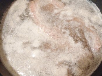 step3: 中火燒至微滾，熄火，以凍水沖洗牛肋條。