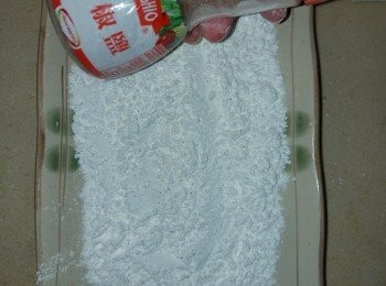 step3: 把生粉及味椒鹽混合一起，然後均勻地放在一闊口碟上。