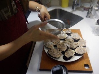 step4: 篩上生粉 （別用小匙直接放，要用篩子篩上材均勻）