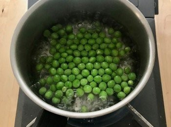 step2: 豌豆
將鹽撒在它上，
鍋内加入1公升的水加熱燒開後，將豌豆放入，煮2分鐘，關火冷置（立刻從熱水中取出的話,皮易皺）