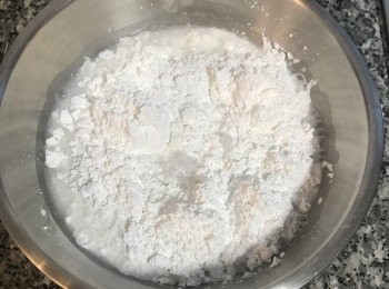 step4: 先將要煮粉的水煮滾；然後將再來米粉與冷水攪散；