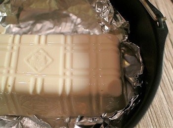 step2: 氣炸鍋鋪錫紙, 掃上一層油, 將豆腐放上並切開