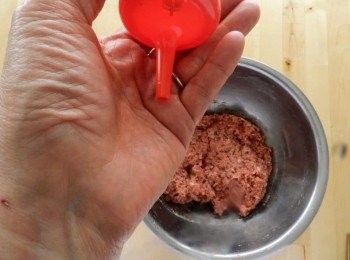 step5: 手上先沾少許沙拉油，取一份肉團，左右手用投接球的方式拍打肉團，將空氣拍出。