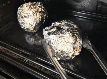 step9: 醬汁製作：
新洋蔥連皮用兩層鋁箔紙包起來。把①放入烤箱，200度烤約一個半小時。