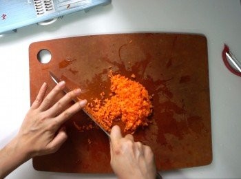 step1: 先處理三鮮，甘筍去皮，刨成絲後切小粒
冬菇浸軟後，切小粒(有蒂要先剪去菇蒂)
雲耳浸軟，切小粒