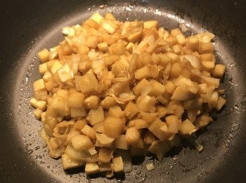 step5: 炒香菇的原鍋再放少許油，炒香蒜末後，下筍丁，用醬油、糖、白胡椒粉拌炒，試味道用醬油或鹽調整鹹度；最後下點香油拌勻即可。