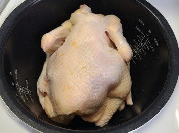 step3: 放入電飯煲內，2次快煮米飯程序/直至雞全熟。