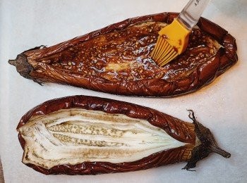 step5: 打開茄身, 將醬汁塗在茄肉上。