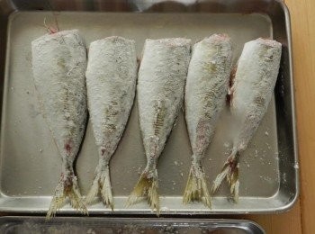 step8: 將小竹莢魚沾上少量的太白粉/淀粉/生粉