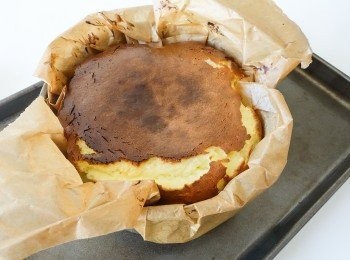 step4: 拿出來時蛋糕會脹高，但之後會回縮，是正常的。待涼後放進冰箱冷藏最少4個小時便可享用