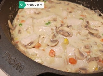 step7: 雞肉煮熟，再加入淡忌廉和鹽，炒勻後即完成。