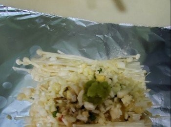 step2: 氣炸鍋預熱180度預熱，金菇菜鋪在錫紙面加入蒜蓉，辣椒粒，蔥粒，放入調味料適量鹽分，牛油，加入胡椒粉，將錫紙兩邊蚊起卷起頭尾放入預熱氣炸鍋裏面200度焗20分鐘，取出來小心燙傷， 金菇菜完成