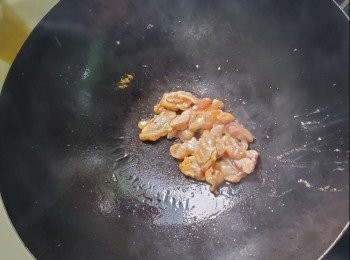 step2: 預備一張錫紙放入翠玉瓜，<a href="https://bit.ly/2ZxapeY" target="_blank" data-keyword="雞扒" class="guide-link"><strong>雞扒</strong></a> <span style="display:inline-block;vertical-align:middle;margin-top:-3px;color:initial;border-radius:3px;padding:2px 3px;font-size:12px;line-height:14px;background:#87d300;color:#fff;">即買</span> 炒半熟加入翠玉瓜面，加入蒜蓉，乾蔥，薑，調味料加入適量鹽，砂糖一茶匙，雞粉一茶匙，適量蠔油，一湯匙水將它包起放入氣炸鍋預熱200度30分鐘， 15分鐘攪勻一次確保以熟