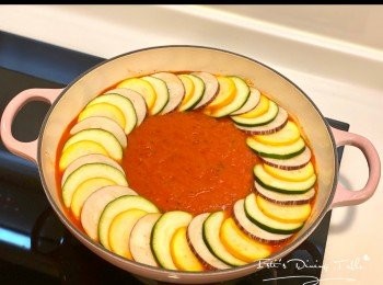 step7: 1湯匙橄欖油與半茶匙蒜鹽混合掃面，合蓋150度焗30分鐘即成