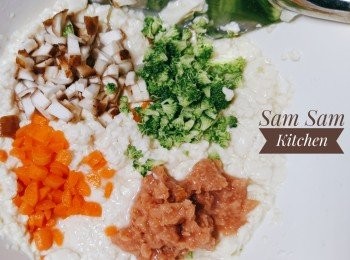 step2: 加入肉碎、甘筍粒、冬菇粒和西蘭花粒！