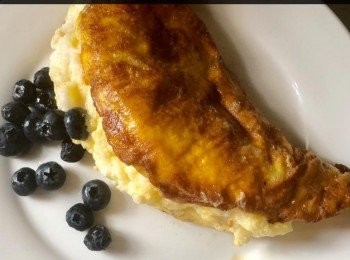 step4: 準備牛油於平底鍋內值至牛油溶解。 然後倒入已混合好了的蛋白和蛋黃； 二者已打成梳乎厘漿，以慢小火熱度去煎約1-2分鐘，於梳乎厘漿中間輕輕按一下，然後用鑊鏟將另一邊翻過去對摺，再將它返轉另一邊去煎約1分鐘便可上碟。