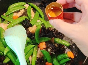 step5: 沿鑊邊贊少許紹酒/米酒。