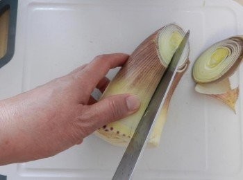 step3: 在頂部中間切一道刀口