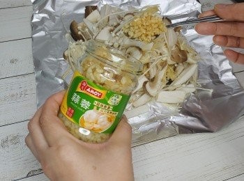 step1: 甘菇去腳；  杏鮑菇切片後放在一片錫紙上; 放上油浸蒜蓉 /