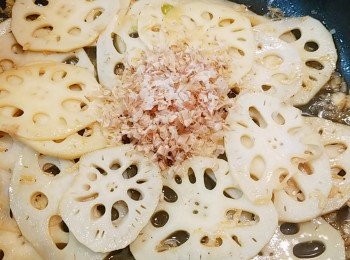 step6: 最後加入柴魚片拌勻。上碟後撒上芝麻和蔥粒便可。