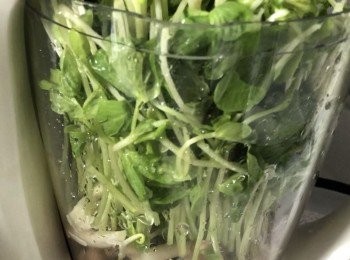 step2: 把豆苗及菇蒸熟後， 待涼或放入雪櫃加速降溫