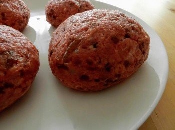 step6: 最後在整形成厚橢圓球狀。用手指在中間略微壓上凹痕備用。做好漢堡排後可先放冰箱保存