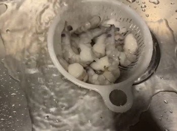 step1: 先將急凍蝦仁解凍，解凍後加少許白胡椒粉醃15分鐘 （去除雪味）