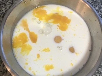 step6: 接著再倒入牛奶465g和香草精，