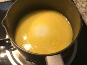 step2: 奶油和牛奶加溫到鍋邊起泡，